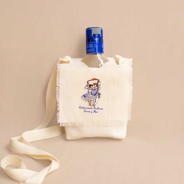 san-pedro-en-el-huila-aguardientera-poncho